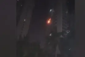 事发海口金碧文华小区！17层住户阳台起火 空调外机等被烧 #火灾视频封面