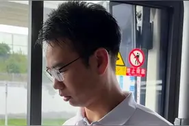 国家给了退役军人应有的尊重！ 退役军人持一张优待证，全国多地景区不用排长队、坐飞机带家属走优先通道，地铁、公交都免费，很多地区还成立了老兵驿站、退役军人医院等等。（各地政策有所不同具体以当地政策为准）#退役军人 #优待证 #优先