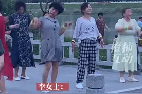 出门溜娃遇到大妈跳诡异广场舞，当时吓一跳赶紧带娃跑了，这是什么舞种啊视频封面