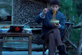 农村的一餐，蒸一锅焦香的洋芋饭，搭配一道口感Q弹的凉拌粉条，和一道青椒炒腊肠，这是儿时的味道，更是家乡的味道！#农村美食 #我的农村生活 #新农人计划2024视频封面