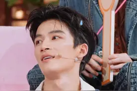 #王星越得分点在梗上  在表演猜剧情的游戏环节中，#杨迪  成功猜出梗获得了分数。然而，此时的#王星越  表示疑惑：“那牛魔王把经纪人抱走是什么意思呢？”何老师解释道“因为牛魔王要成全自己的兄弟就把碍事的经纪人抱走了”得分点是在梗上，并不是这段剧情。王星越成功跑偏了～#你好星期六视频封面