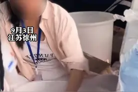 音乐节商户徒手灌水，桶装变杯装卖8元一杯！网友：进场不让带水 只能被宰视频封面