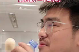 杭州一金店生意太火爆 #小伙连续三天来排队买黄金 “前天排了一个半小时”视频封面