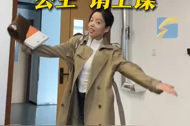 10月10日，山东聊城，自己的学生自己宠，美女老师热情配合大学生“表演” 网友：这样的老师谁能不爱！#公主请上车 #山东dou知道视频封面