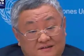 傅聪：永远不要低估中国科研人员的聪明才智 中国是本月联合国安理会轮值主席。当地时间2月3日中午，北京时间今天（2月4日）凌晨，中国常驻联合国代表傅聪在纽约联合国总部举行记者会，介绍本月安理会议程安排，并回答记者提问。当被问到近期全球瞩目的中国人工智能企业深度求索（DeepSeek）发布的模型以及中美人工智能合作问题时，傅聪强调，“永远不要低估中国科研人员的聪明才智。DeepSeek引发全球轰动和一些人的焦虑恐慌，说明技术遏制和技术限制无法奏效，这是全世界、特别是美国需要学习的一课”。视频封面