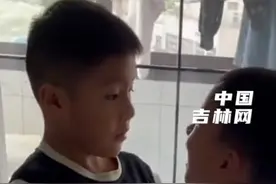 妈妈瞒着孩子把他许久不见的好友接到家里，虽未言语，男孩却把“人生惊喜”表现得淋漓尽致，让人#感动 ，#好温馨的画面 #纯真童年   @艳艳❤️+❤️=❤️⁴ 视频封面