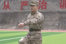【新共同条令常用军服配套穿着示范】 战友们，截图保存！（王高峰、上官华尧、赵晋港、王春泽）