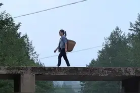 农村赶集，老百姓的平凡生活，我们这里逢258赶场，贩卖的都是儿时的记忆，小时候最喜欢赶场，是为了能吃上两毛钱一包的辣条，现在去赶场，不是为了要去买什么东西，而是为了感受着人间烟火气，最抚凡人心#记录我的农村生活 #这大概就是乡愁记忆 #乡村守护人 #农村赶集 #农村生活视频封面