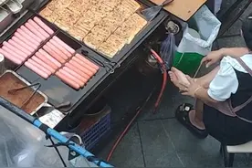 #小吃摊大姐用插香肠的竹签搓脚 #浙江dou知道 #宁波视频封面