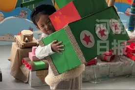 9月26日，周口一幼儿园举办国庆主题环创展，坦克、火箭、航母等应有尽有！每一个手工作品，都是对祖国的深情告白。（河南日报社全媒体记者 侯琳  李时珍）