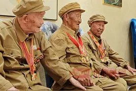 #含金量最高的高考祝福来了 ！6月7日山东邹城，#三位年近百岁志愿军老兵祝高考学子  ，“雄赳赳气昂昂，一路跨进985、211，孩子们往前冲！（记者 李鹏毅）视频封面