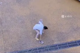 男子因离公司太近每天起床跑步踩点去上班，老妈在家连续三天拍下上班状态。来源：@快乐年华 #迟到视频封面