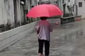 梅州市急寻：八旬老太走失，穿短袖上衣、黑色裤子，撑红色雨伞图片