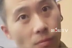 被双向奔赴的这一幕感动了！小伙站两小时给阿姨让座，阿姨拍视频记录下帮助她的热心人。小伙回应众人点赞：举手之劳，没想到被阿姨放网上了。#暖心 #双向奔赴 #感动 #在路上视频封面
