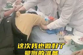每次抽血都晕倒的外国人在中国医院见识了中国速度，“十秒钟，我根本来不及晕倒， 护士：只要我手速快，晕血症就赶不上#中国速度 #抽血视频封面