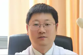 睡前玩手机的姿势，躺着好还是坐着好？ #玩手机 #姿势 #医学科普 @抖音短视频视频封面