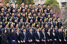 拍毕业照最忙的人不是学生，而是领导！ #毕业照 #搞笑视频 #青春不散场 #记录校园生活视频封面