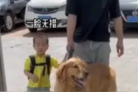 狗子初次送男孩上学，回家竟崩溃哭了，才过1小时就趴门口盼着视频封面