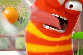 蜜蜂和蝴蝶太秀恩爱了吧，打个球还要抱在一起打。 #爆笑虫子视频封面