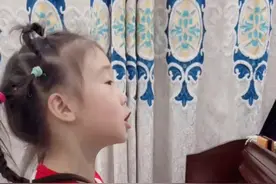 5岁女孩边弹钢琴边唱歌，魔性版《娃哈哈》瞬间出圈，收尾动作简直绝绝子#人类幼崽成长记 #搞笑 #萌娃