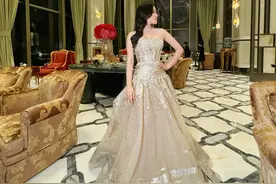 【礼服也要宝石般璀璨|上海时装周凑热闹】 Ye老师受邀Jimmy Choo周仰杰博士的The Atelier上海大秀。来看看这次博士又出了什么好看的新衣服吧～
#时尚#穿搭#日常#上海时装周#珠宝视频封面