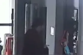 一女子在家遇氢气球爆燃被灼伤 准备从上部撕开 疑遇静电后爆燃 女子头部、面部过火衣服被烧损 所幸并无大碍视频封面