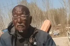 大爷长期在河边钓鱼，整个人晒得黢黑发亮，网友：“这是钓鱼界祖师级别的存在啊~”#中国节气清明篇视频封面