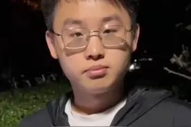 6月23日，#北大退学复读一年716分考上清华 当事人郭恩惠现身发视频：北大护理专业听课10分钟便申请退学，这不止是一堂课的事情，而是自己更喜欢传统的工科类专业。