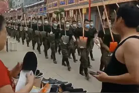 洪水过后解放军为百姓清理街道，清理后干净整洁，离开时整齐有序，铁锹头一致朝下的细节更让人泪目