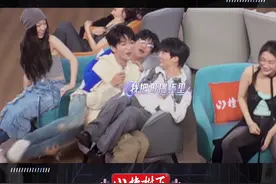 #音乐缘计划  第三轮抢椅子大赛来袭，#周深  针对#黄子弘凡  开启“推搡”模式，黄子弘凡反手被踹沟里？#我把哥揣怀里哥把我踹沟里 @卡布叻_周深 @黄子弘凡视频封面