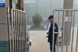 女子上班时和两位保安大叔互动 两位大叔配合默契 可爱极了视频封面