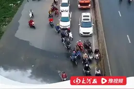 这一幕真暖心！马路边水管爆裂喷水，大车司机用车身挡水 #暖心一幕  #正能量视频封面