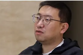 在场｜儿子患病后，高中学历的他走上“#科研路”，如今将自己的实验室共享给更多家庭。“#药神爸爸”与#罕见病这五年：从自救到救人。
今天是#国际罕见病日，近期，我们采访了3位被罕见病深深改变命运的人，相关短视频在@上观新闻 陆续推出。#罕见病药物视频封面