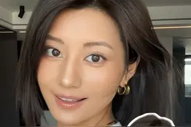 黄黑皮摆脱土气感妆容的关键词：生命力！ 黄黑皮姐妹们，想要化出干净又高级的自然感妆容一点都不难
咱就突出三字：生命力！请黄黑皮跟这个词锁死
#妆前妆后 #黄黑皮 #今日妆容 #今天长这样 #撸个妆视频封面