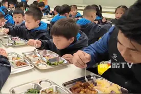 校长和老师变饭搭子！新学期，#重庆中小学把食堂安全感拉满 ，师生同餐、食材同质、菜品同价，后厨实时监控视频还向家长公开。孩子直呼“100分！”#重庆中小学食堂建立三同三公开制度 #开学第一天视频封面