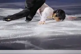 羽生结弦再现亲吻冰面，对冰的热爱都在这一吻！#羽生结弦春天来了再现吻冰礼 #羽生结弦春天来了好美 #羽生结弦表演滑亲吻冰面 #冰雪2022 #冰雪最前线 视频封面