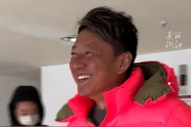 #男子过年期间去非洲旅游晒黑十个度 ，同事：差点没认出来视频封面