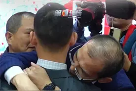 谢浩男现身团圆宴现场与父亲相拥 谢浩男现身团圆宴现场，第一次摘下口罩面对媒体，谢爸立马上前拥抱，激动落泪！#寻亲  #谢浩男  #谢岳  #父子情 @抖音短视频 @DOU+小助手视频封面