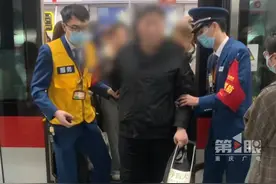 4月3日，浙江杭州，#导盲犬带视障主人坐地铁大家的举动好暖心 ，乘客主动让路，工作人员早早等待，为温暖的大家点赞！#暖心 #导盲犬视频封面
