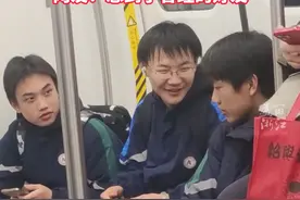 杭州地铁上三个学生席地而坐，谈笑风生！网友：最好的年纪最纯真的友谊（来源：@我长不高了呀）视频封面