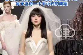 54岁王琳走秀好状态引发热议 网友：第一眼没认出来，这居然是“雪姨” 曾表示人要清醒，不要回避自己的年龄#王琳 #王琳走秀 #雪姨王琳 #雪姨 #上海时装周视频封面