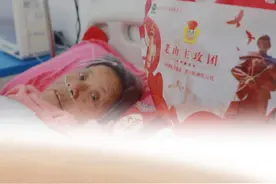 妈妈，不哭，我们会再来看您的！探望林杰烈士的妈妈，临走的时候林妈妈突然哭起来，不舍我们的离开，老人家唯一的儿子在84年老山作战中牺牲了，我们这些战友就是她的儿子#庄科公益行 #永远的118团视频封面