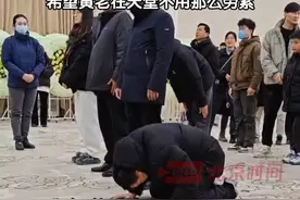 黄旭华遗体告别仪式在武汉举行，男子用最高礼仪拜别黄老，“希望黄老在天堂不用那么劳累”（记者 李鹏毅）视频封面