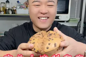家里烤箱都接灰了吧 拿出来给孩子做一个暄软细腻又好吃的 巧克力云朵蛋糕吧视频封面