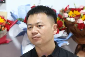 生死之间，他挺身而出，舍生忘死完成“生命托举”。近日，河南商丘籍现役军人张伟在休假期间，面对5名群众落水的危急情况，纵身一跃成功将5人救上岸，自己却因体力不支昏迷，其英勇事迹感动全网。6月11日晚，新华社记者来到河南省商丘市夏邑县火店镇车庄村的张伟老家，独家专访了张伟和其母亲。（记者：姜亮 杨琳 张浩然）#军人张伟勇救五人 #秀我中国 #媒体精选计划