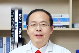16岁孩子自闭和抑郁的3个区别 #涨知识 16岁孩子自闭与抑郁：两种截然不同的心理状态
在青春的十字路口，16岁的孩子正面临着身心成长的关键时期。然而，有些孩子却在这个阶段陷入了自闭或抑郁的困境。这两种心理状态虽然都表现为社交困难和情绪低落，但实则有着天壤之别。
第一，从病因上看，#自闭症 多与遗传和大脑发育异常有关，而抑郁症则更多地受到心理社会因素的影响，如家庭环境、学业压力等。
第二，在症状表现上，自闭症孩子往往表现出社交障碍、语言交流困难、兴趣狭窄和刻板行为等特点。他们可能无法与人正常交流，缺乏眼神接触，对集体活动缺乏兴趣。而抑郁症孩子则主要表现为情绪低落、兴趣丧失、焦虑、思维迟缓等症状。他们可能感到绝望和无助，对未来失去信心。
第三，在治疗上，自闭症需要长期的行为训练和管理、语言障碍矫正等综合性治疗，而抑郁症则主要通过药物治疗、心理治疗和物理治疗等方式进行。
因此，对于16岁的孩子来说，无论是自闭还是抑郁，都需要家长和老师的及时关注和干预。只有深入了解这两种心理状态的区别，才能更好地帮助孩子走出困境，迎接光明的未来。#硬核健康科普行动  @创作灵感小助手视频封面