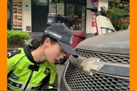 停车位成了广告位？ #路遥知马力 #僵尸车 #交通违法视频封面