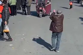 12月19日河南荥阳，货车司机遇赶集整条路被堵死，陌生大叔前方霸气帮忙开路1公里多#河南dou知道 视频封面