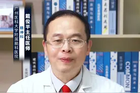 抑郁症患者吃西药好还是中药好？ #涨知识 对于抑郁症患者来说，选择西药还是中药进行治疗，应根据患者的具体情况来判断，因为两种药物各有其优缺点。西药治疗抑郁症的效果通常比较明显，如盐酸舍曲林片、盐酸帕罗西汀片、盐酸氟西汀片等抗抑郁药物，这些药物可以快速缓解抑郁症状，对于急性期的治疗尤其有效。然而，西药也存在一些副作用，如胃肠道不适、口干、失眠、乏力等，这些副作用可能会对患者的日常生活产生一定影响。中药治疗抑郁症具有多靶点、多维度的特性，可以从多个方面调节身体机能，缓解抑郁症状。中药如人参、黄芪等可以调节下丘脑、垂体、肾上腺、轴功能发挥抗抑郁疗效，同时中药的抗炎效应、神经血管及血管的生成调节作用等也有助于治疗抑郁症。但是，中药治疗抑郁症的效果通常较慢，需要较长时间的治疗才能看到明显的改善，而且中药也存在一些副作用，如胃肠道不适、过敏反应等。因此，在选择西药还是中药进行治疗时，患者应根据自身情况综合考虑。如果患者的抑郁症状比较严重，需要快速缓解，那么西药可能是一个更好的选择；如果患者希望从多个方面调节身体机能，缓解抑郁症状，那么中药也是一个可行的选择。
总之，对于抑郁症患者来说，最重要的是在医生的指导下进行治疗，根据自己的具体情况选择适合自己的药物，并坚持治疗，以期达到最佳的治疗效果。#守护敏感的ta #硬核健康科普行动 @创作灵感小助手视频封面