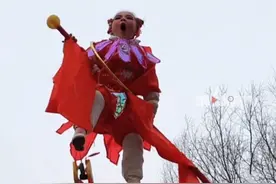 甘肃社火表演上小孩扮演“哪吒闹海”！脚踩风火轮转不停，还打着哈欠~认真又可爱！#中国社火看西北 #社火  #甘肃社火 #哪吒 #哪吒闹海视频封面